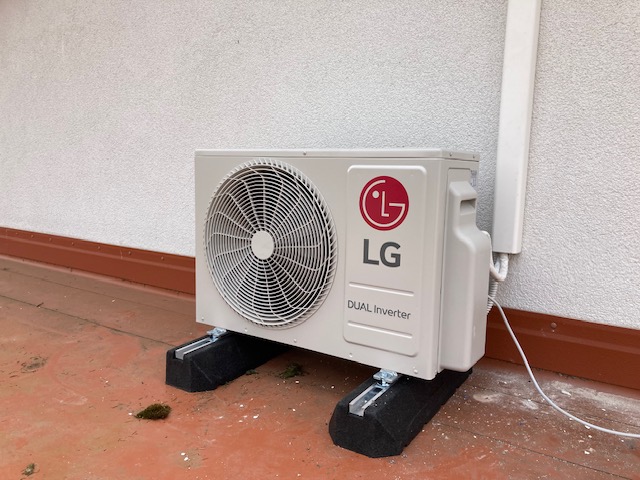 Klimamontage mit LG Designer Innengerät als Bilderrahmen im Schlafzimmer unseres Kunden